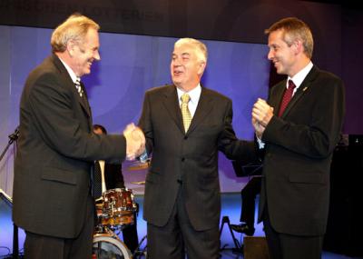 "Gruppenfoto" mit Theodor Zeh, BSO-Fachratsvorsitzender und Vorstandsmitglied Österreichisches Olympisches Comité und dem scheidenden BSO-Präsidenten Franz Löschnak bei der BSO Sport-Cristall-Gala (C) GEPA pictures / Walter Luger