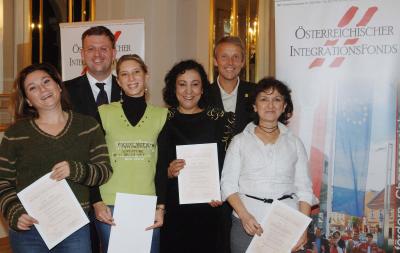 Staatssekretär Reinhold Lopatka und ÖIF-Geschäftsführer Alexander Janda verliehen Diplome an jene Trainerinnen, die im Rahmen des ÖIF-Projekts "Gymstick" eine Trainerausbildung absolviert haben. (C) HBF/Franz Hartl