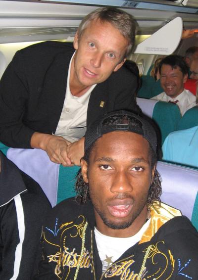 mit Chelsea Star und Spielmacher der Elfenbeinküste Didier Drogba (C) StS Sport