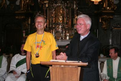 Mit Weihbischof Franz Lackner nach dem Marathon in der Mariahilfer Kirche von Graz (C) Spiritual Mag. Stefan Ulz