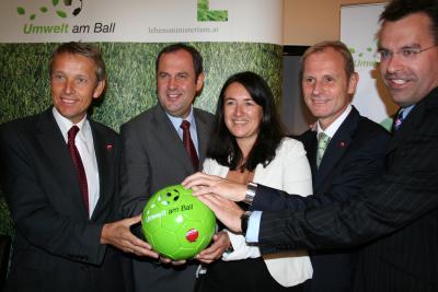 Nach dem Pressegespräch zum Projekt "Umwelt am Ball" mit Umweltminister Josef Pröll, Monika Langthaler, Geschäftsführerin von "Brainbows", Geschäftsführer von "2008 – Österreich am Ball", Heinz Palme, sowie Frank van der Heijden, General Manager von Coca-Cola für die UEFA EURO 2008 (C) StS Sport