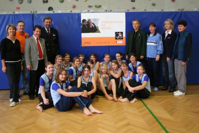 "Fit und sicher" mit Prof. Manuela Hlosta (Sportlehrerin), Projektleiter Walter Huber (KBJC Bushido), Mag. Michael Dobes (Direktor Kollegium Kalksburg), Josef Kopal (Präsident ASVÖ-Wien), STS, Andrea Ullmann (Sportlehrerin), Maria Lengauer (ASVÖ-Wien) und Maria Pollak (Sportlehrerin) (C) StS Sport