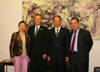 Besuch des chinesischen Sportministers - von links: Frau ZHANG Zhijing, Gattin des Botschafters, StS Lopatka, Sportminister und Präsident des Olympischen Komitees der VR China Herrn LIU Peng, Botschafter LU Yonghua (C) HBF / Franz Hartl