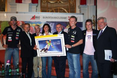 Präsentation der Sonderbriefmarke bei der Pressekonferenz zum Tag des Sports. Im Bild: Clemens Doppler, Reinhold Lopatka, Franz Löschnak, Mirna Jukic, Alfred Gusenbauer, Peter Gartmayer, Andres Herzog, Anton Wais (C) StS Sport