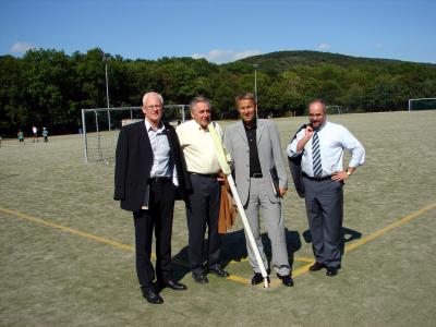 Besuch beim Sportstättenverein Marswiese mit Büroleiter Mag. Fritz Smoly, Dr. Erich Ehn, Erzdiözese Wien und Mag. Franz Ivan, Sportstättenverein Marswiese (C) Georg Pulling