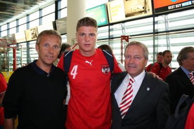 Mit Teamkapitän Sebastian Prödl und dem derzeitigen Hausherrn der U19-Fußballeuropameisterschaft, ÖFB Vizepräsident Dr. Leo Windtner (C) StS Sport