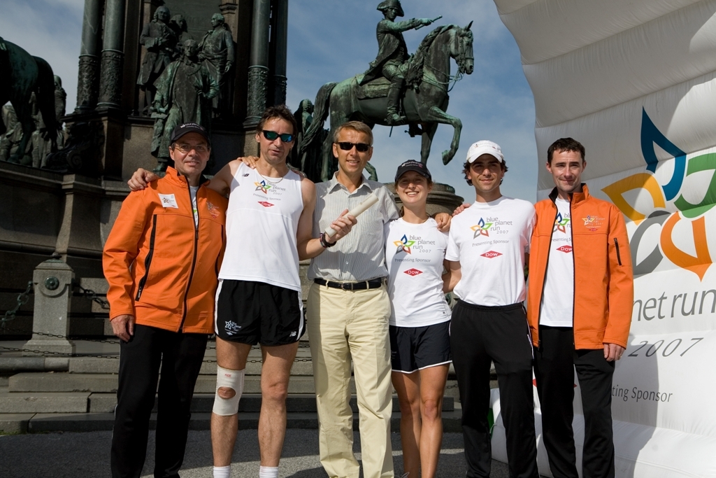Mit den Läuferinnen und Läufern des Blue Planet Run bei ihrer Station in Wien (C) Schwarz PR / Daniell Arceneax