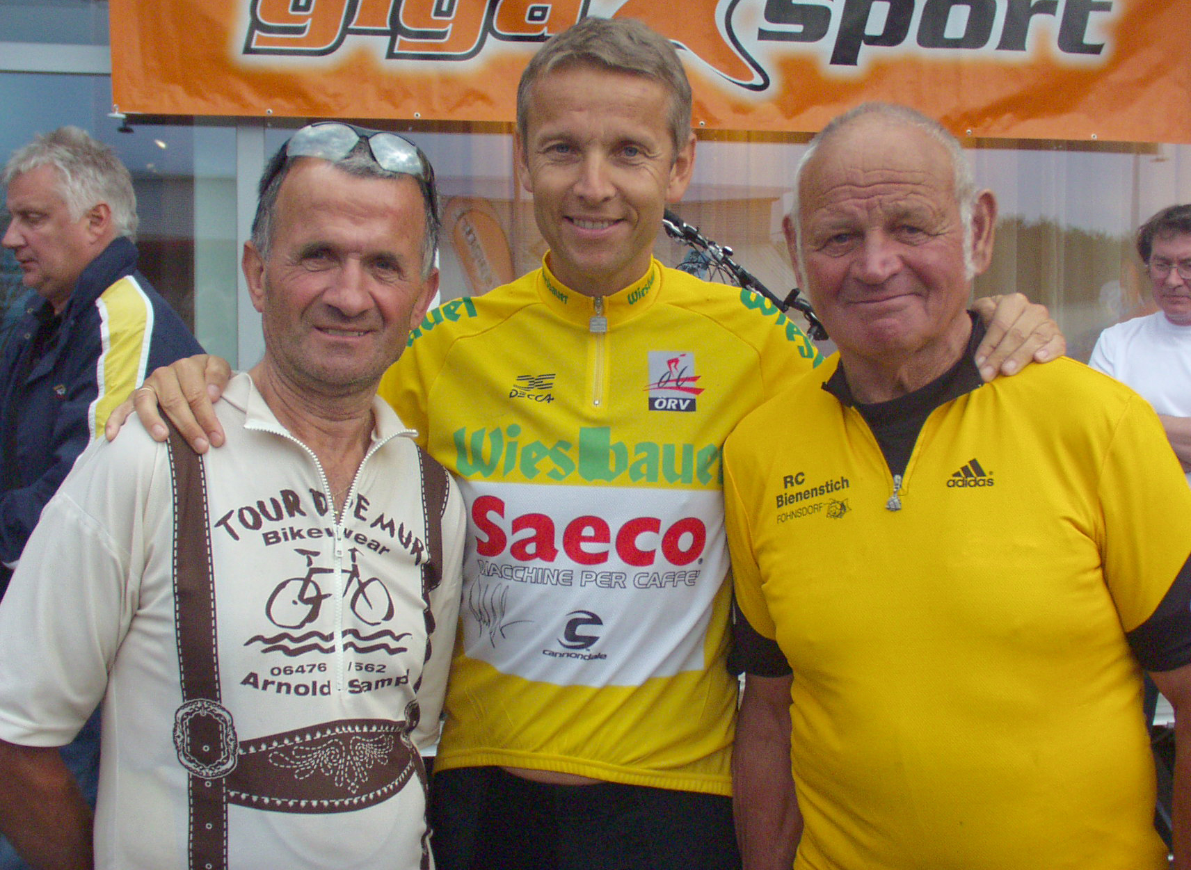 Mit den "Tour de Mur"-Urgesteinen Friedrich Hofko und Gerhard Traussnigg, die bisher jede der bereits 17. Touren mitgeradelt sind. (C) StS Sport