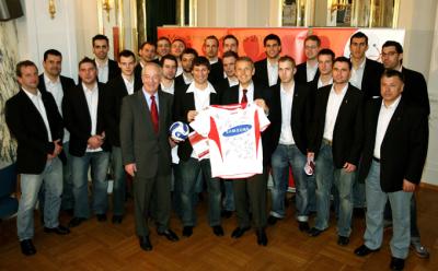 Vertragsunterzeichnung zwischen der Republik Österreich, dem Österreichischen Handball Bund und der Herren-Nationalmannschaft für die Europameisterschaft 2010 in Österreich. (C) Gepa pictures / Josef Bollwein