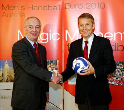 Mit dem Präsidenten des Handballbundes, Gerhard Hofbauer, wird der Pakt zur Europameisterschaft 2010 per Handschlag bekräftigt. (C) Gepa pictures / Josef Bollwein