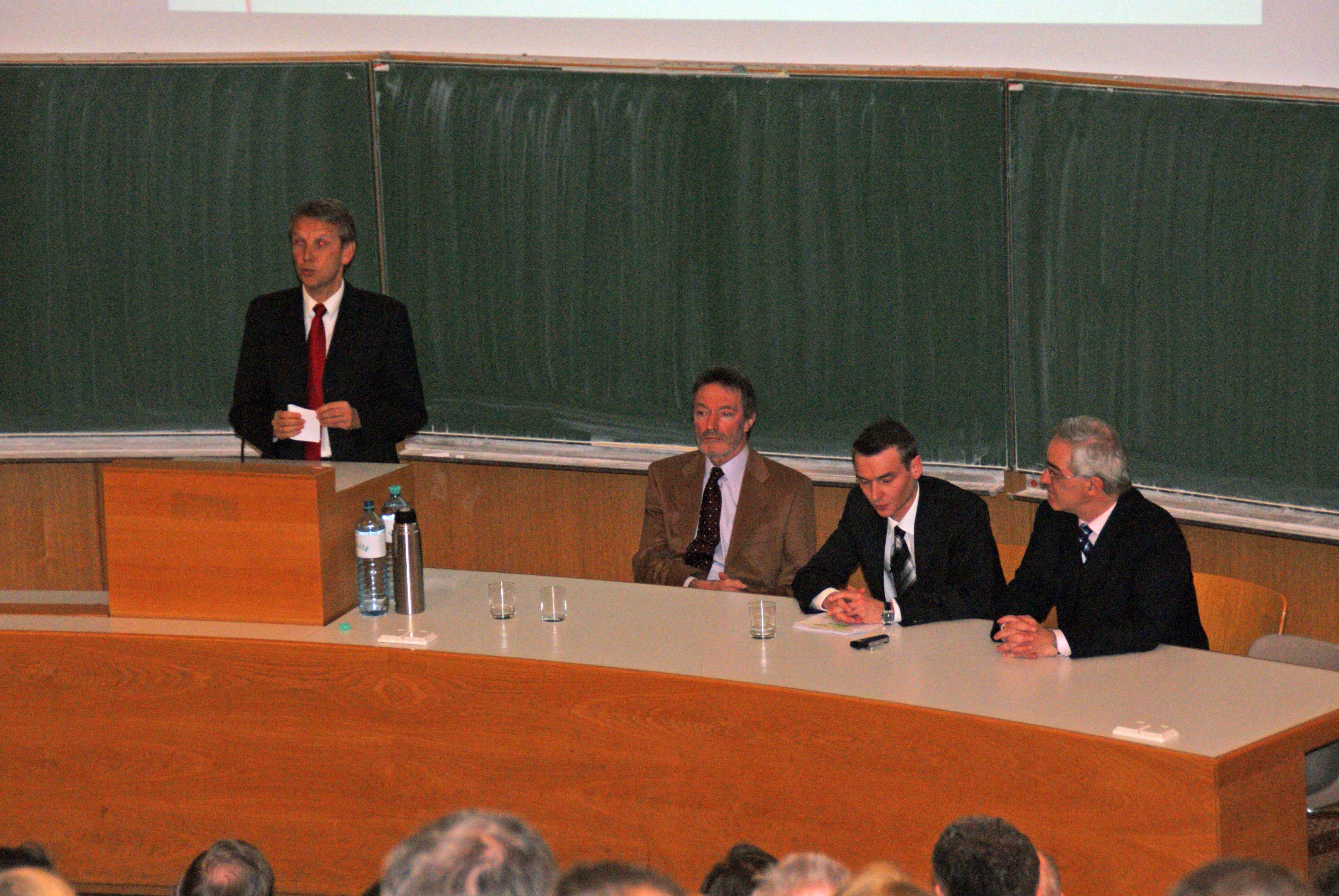 Beim Vortrag mit Dekan Heinz Mayer, "Neo"-Professor Gunter Mayr und Vizerektor Arthur Mettinger (C) Juridicum