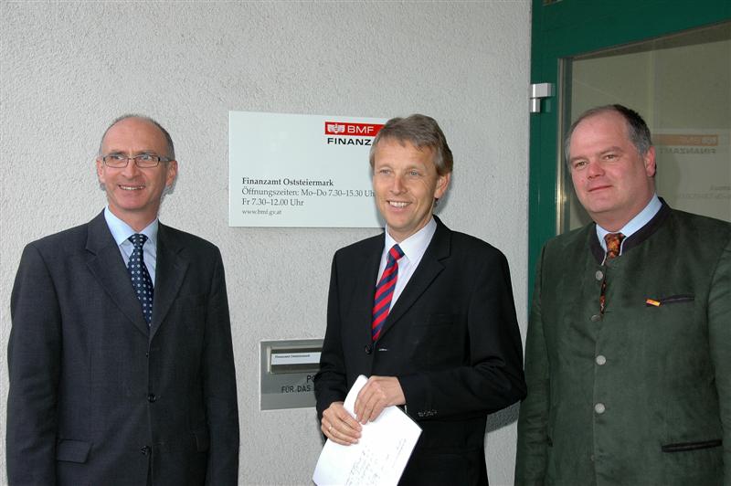 Mit dem Leiter des Finanzamtes Oststeiermark, Gerald Kriechbaum, und Personalvertreter Johannes Hartinger (C) FA Oststeiermark