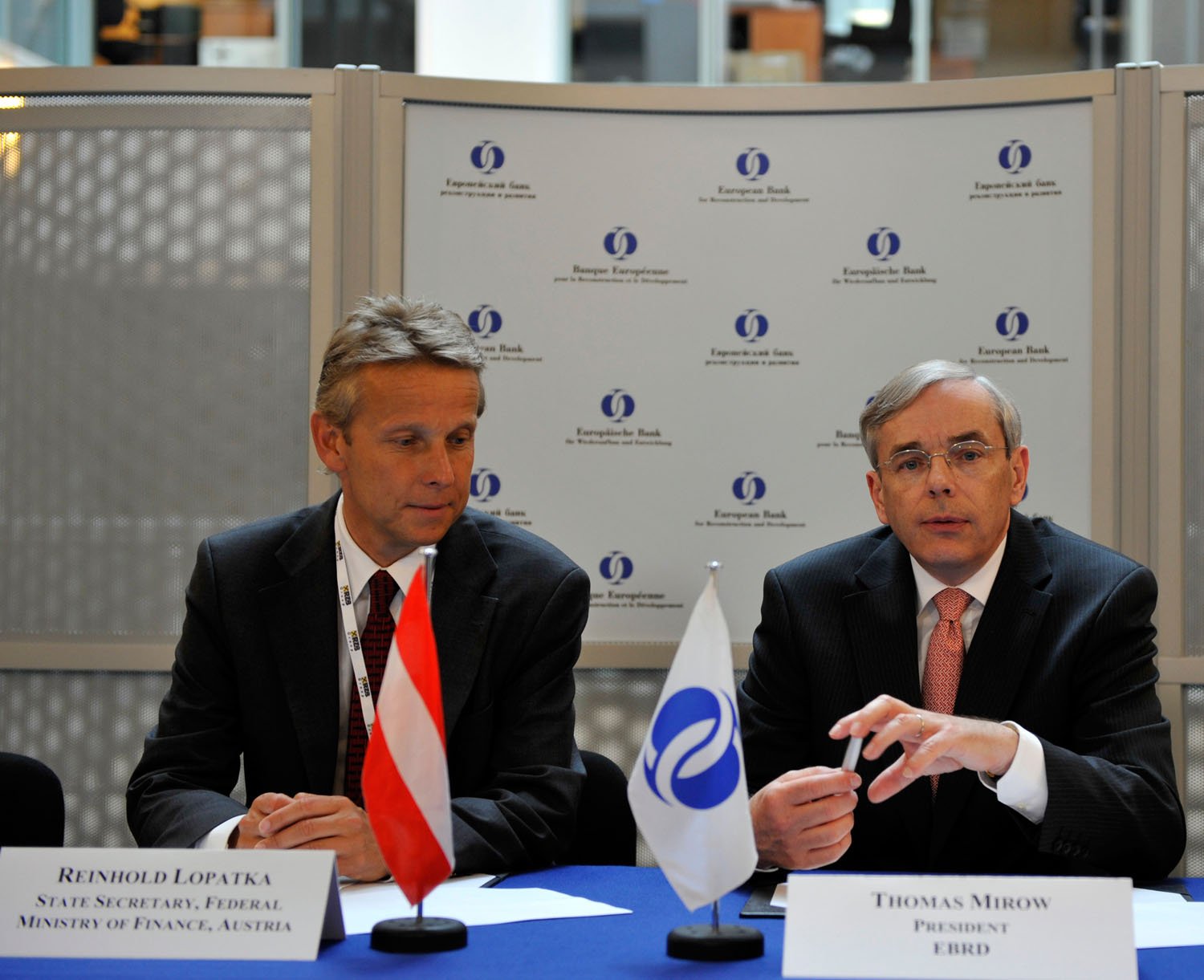 Mit EBRD-Präsdient Thomas Mirow bei der Unterzeichnung des Abkommens (C) EBRD Mit EBRD-Präsdient Thomas Mirow bei der Unterzeichnung des Abkommens (C) EBRD