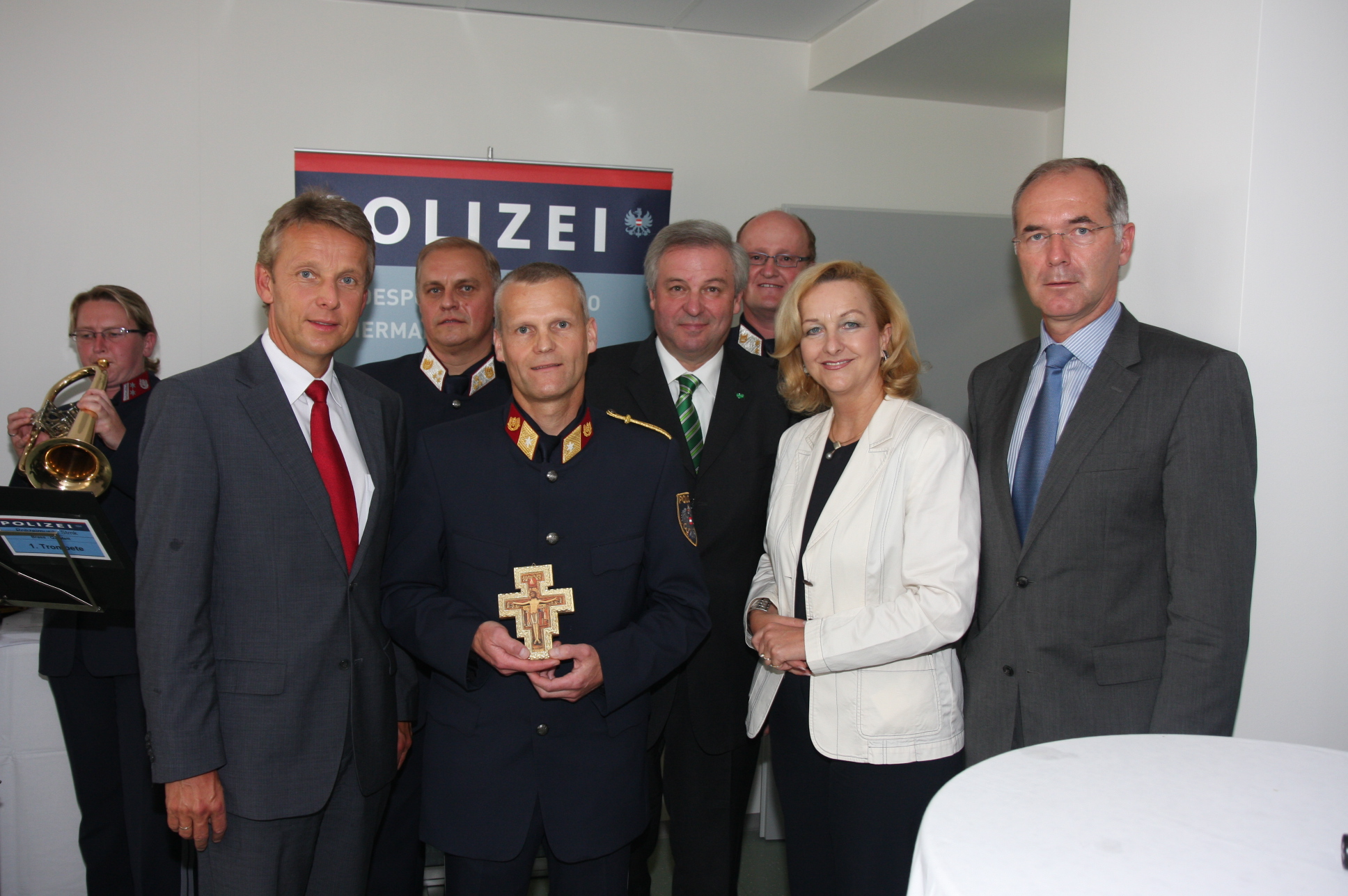 Mit Bezirkskommandant Martin Spitzer, Landeshauptmann-Stellvertreter Hermann Schützenhöfer, Bundesministerin Maria Fekter und Landesrat Helmut Hirt bei der Eröffnung der neuen Polizeiinspektion in Hartberg. (C) Büro StS