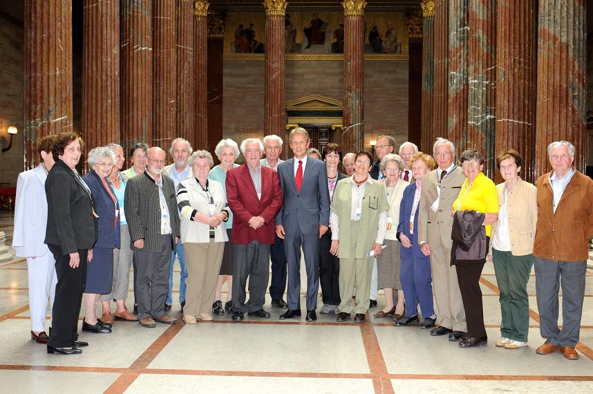 Mit den Pensionisten des Lehrerbundes Hartberg in der Säulenhalle des Parlaments. (C) Parlament