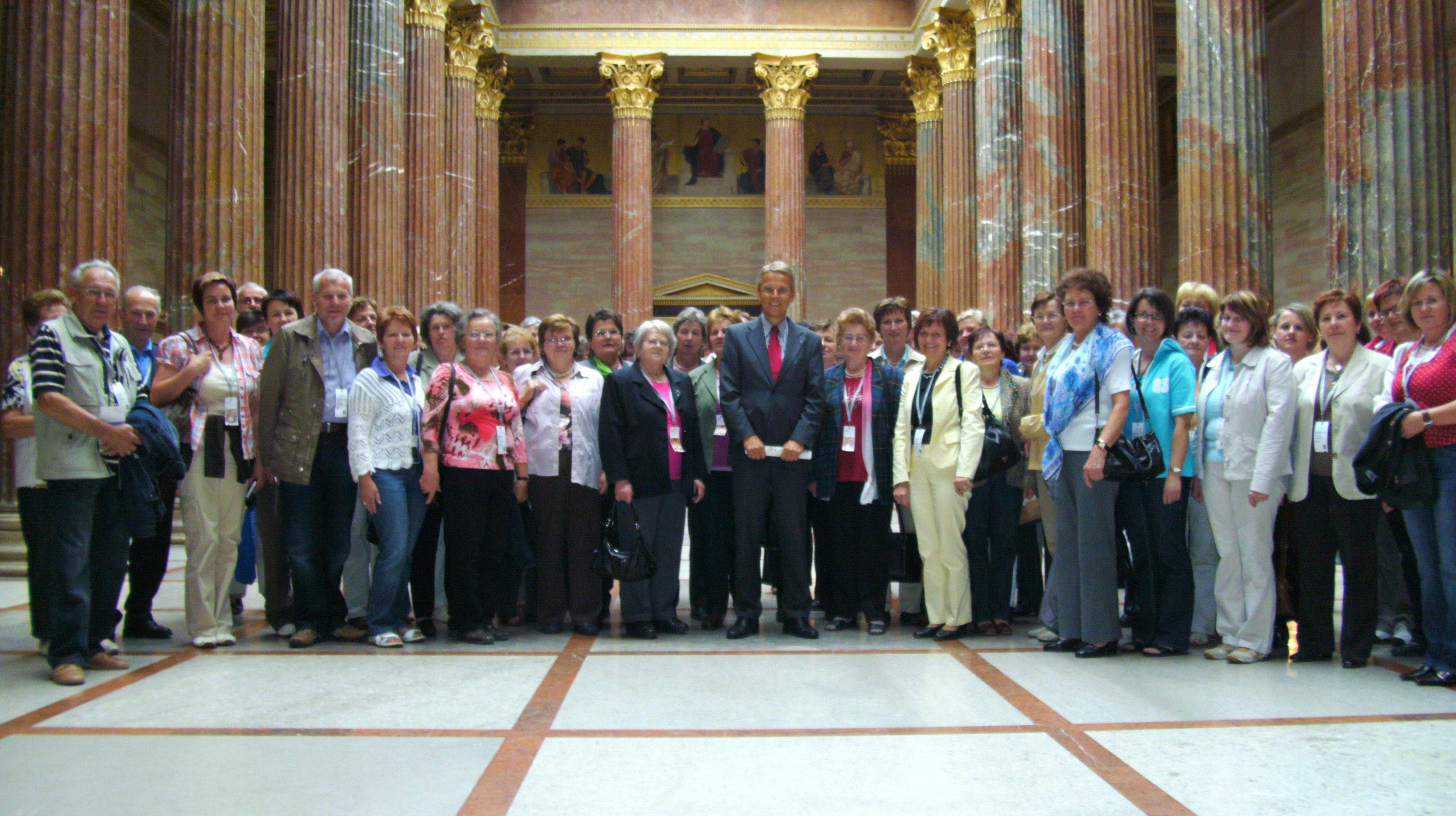 Mit den ÖVP-Frauen aus Hartberg im Parlament (C) ÖVP Hartberg