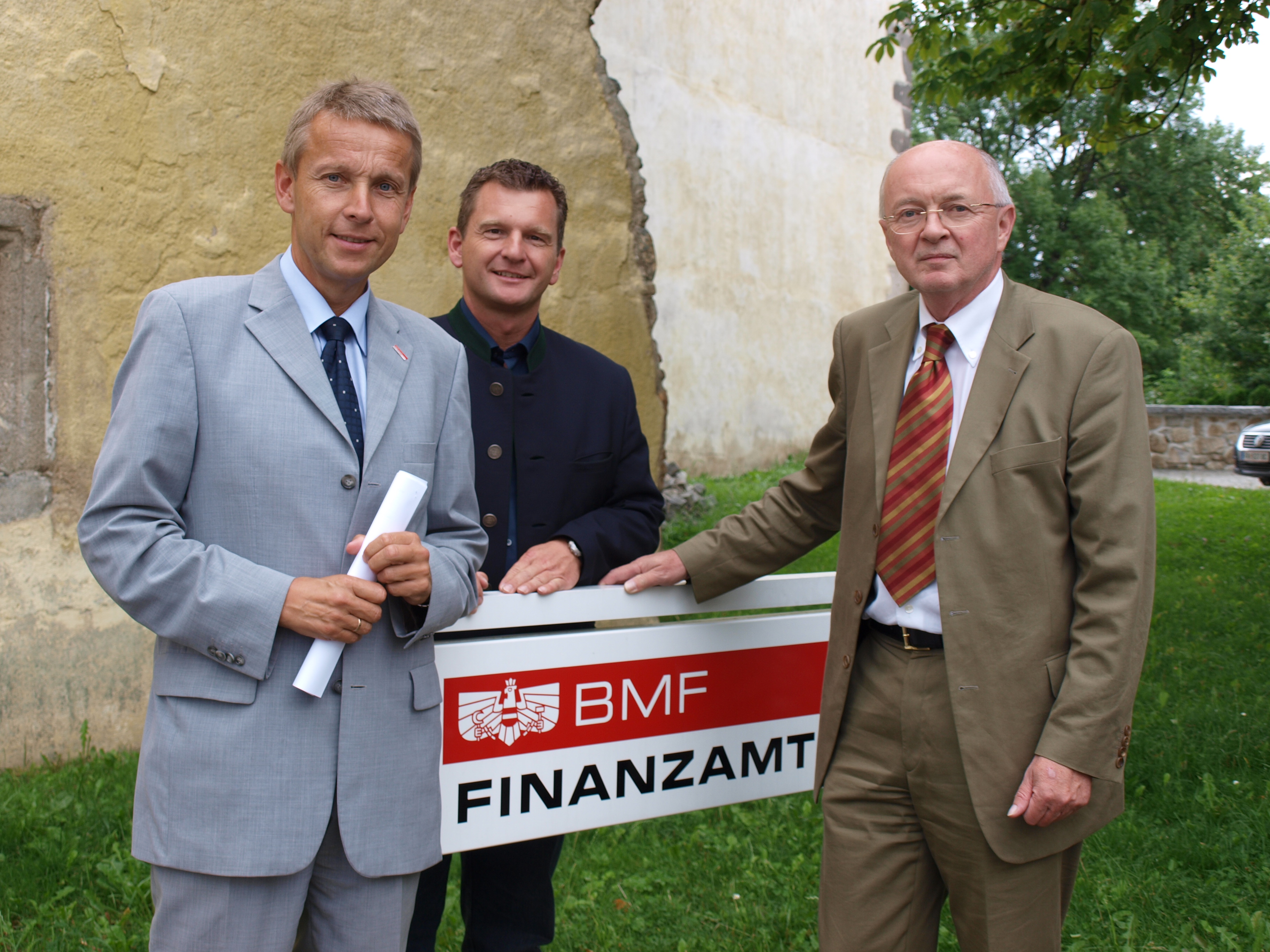 Mit Abgeordneten Norbert Kapeller und Finanzamtsleiter Gerhard Dorner in Freistadt (C) Harals Hartl