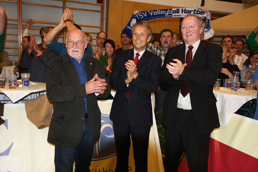 Jubel über den Erfolg mit TSV Hartberg Volleyball-Obmann Joe Haring und dem steirischen Volleyball-Präsidenten Uwe Stark (C) Büro StS