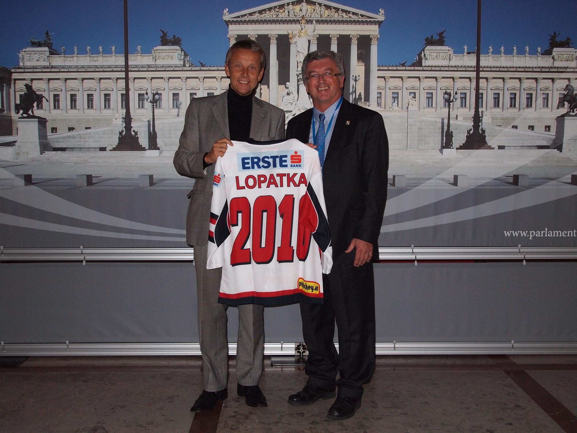 Mit dem Teamtrikot der Eishockey-Nationalmannschaft (C) Österreichischer Eishockeyverband