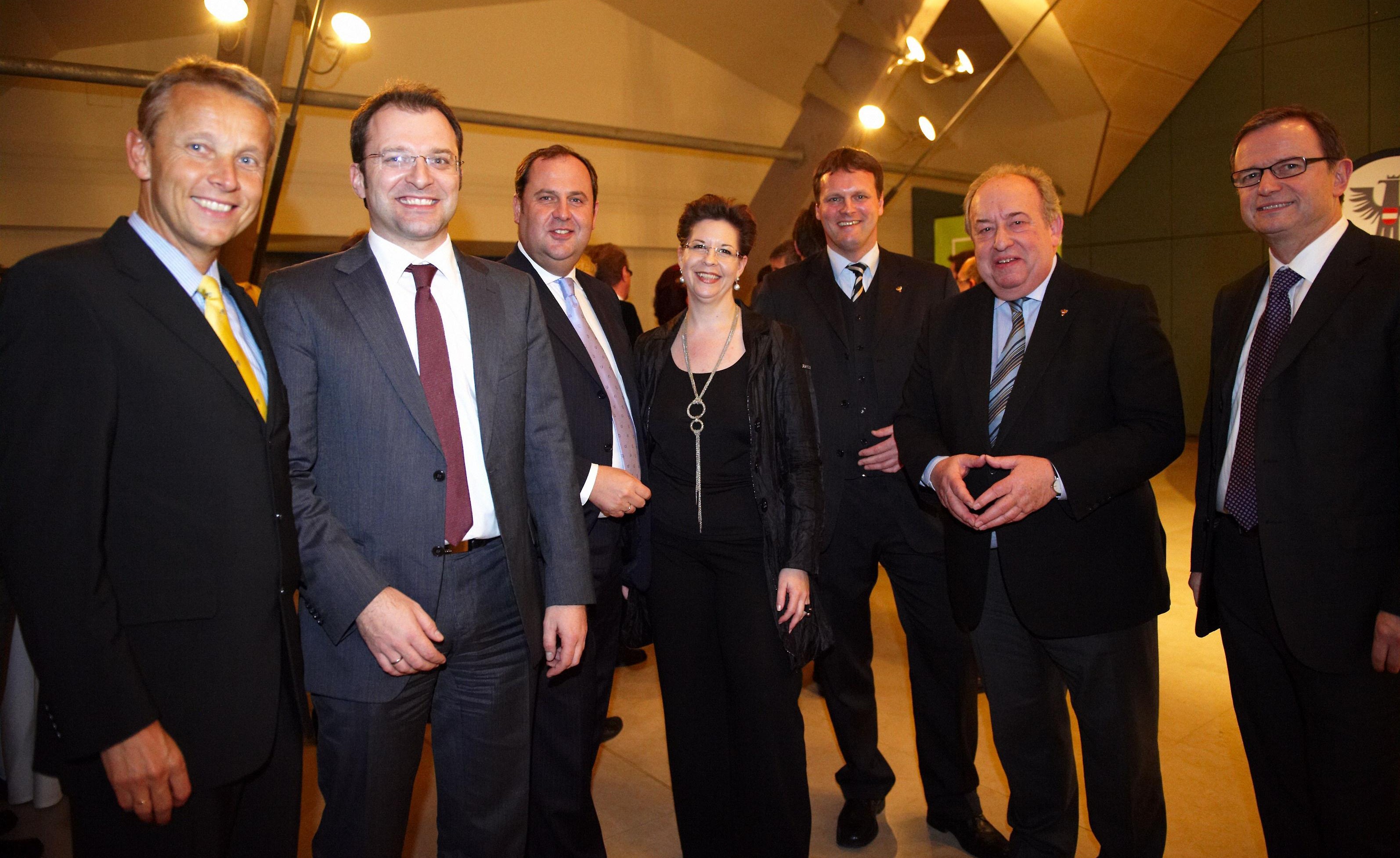 Mit Generalskeretär Firtz Kaltenegger, Finanzminister Josef Pröll, Staatssekretärin Christine Marek, ÖAAB-Bundessekretär Hannes Taborsky, FCG-Vorsitzenden Fritz Neugebauer und Klubobmann Karlheinz Kopf (C) Modern Times Media/Andi Bruckner