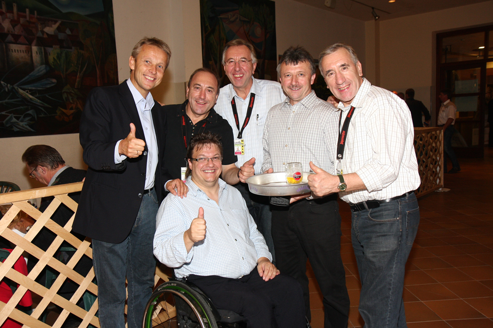 Mit Organisator Leo Pürrer, LAbg. Hubert Lang und den Stoakoglern (C) Büro StS 