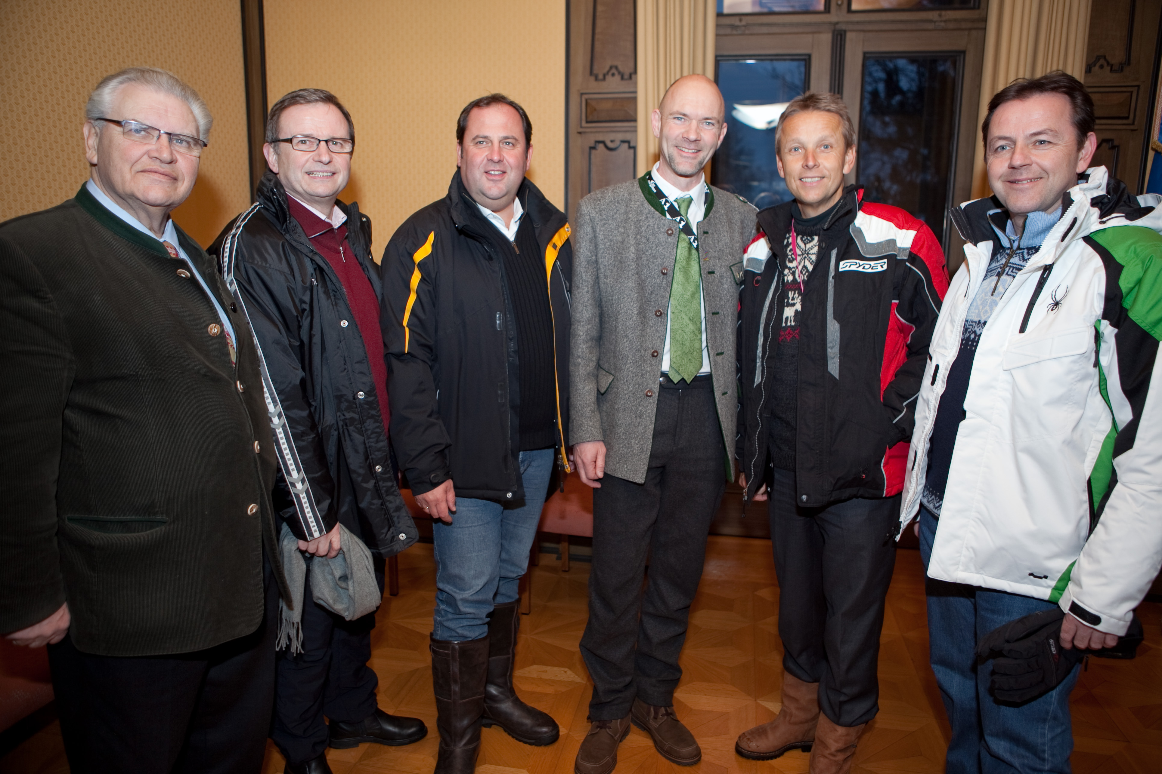 Mit dem Präsidenten der Special Olympics Hermann Kröll, Klubobmann Karlheinz Kopf, Finanzminister Josef Pröll, Bürgermeister Jürgen Winter und Landwirtschaftsminister Niki Berlakovich (C) ÖVP