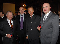 Wirtschaft und Sport: ÖFB-Präsident Leo Windtner, Casinos-General Karl Stoss und Sturm-Präsident Hans Rinner (C) Alfons Kowatsch