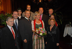 Mit Familie und politischen Weggefährten: Wolfgang Schüssel, Niki Berlakovich, meine Söhne Lukas und Philipp, Josef Pröll, Herrmann Schützenhöfer, Beatrix Karl und Claudia Bandion-Ortner (im Uhrzeigersinn) (C) Alfons Kowatsch