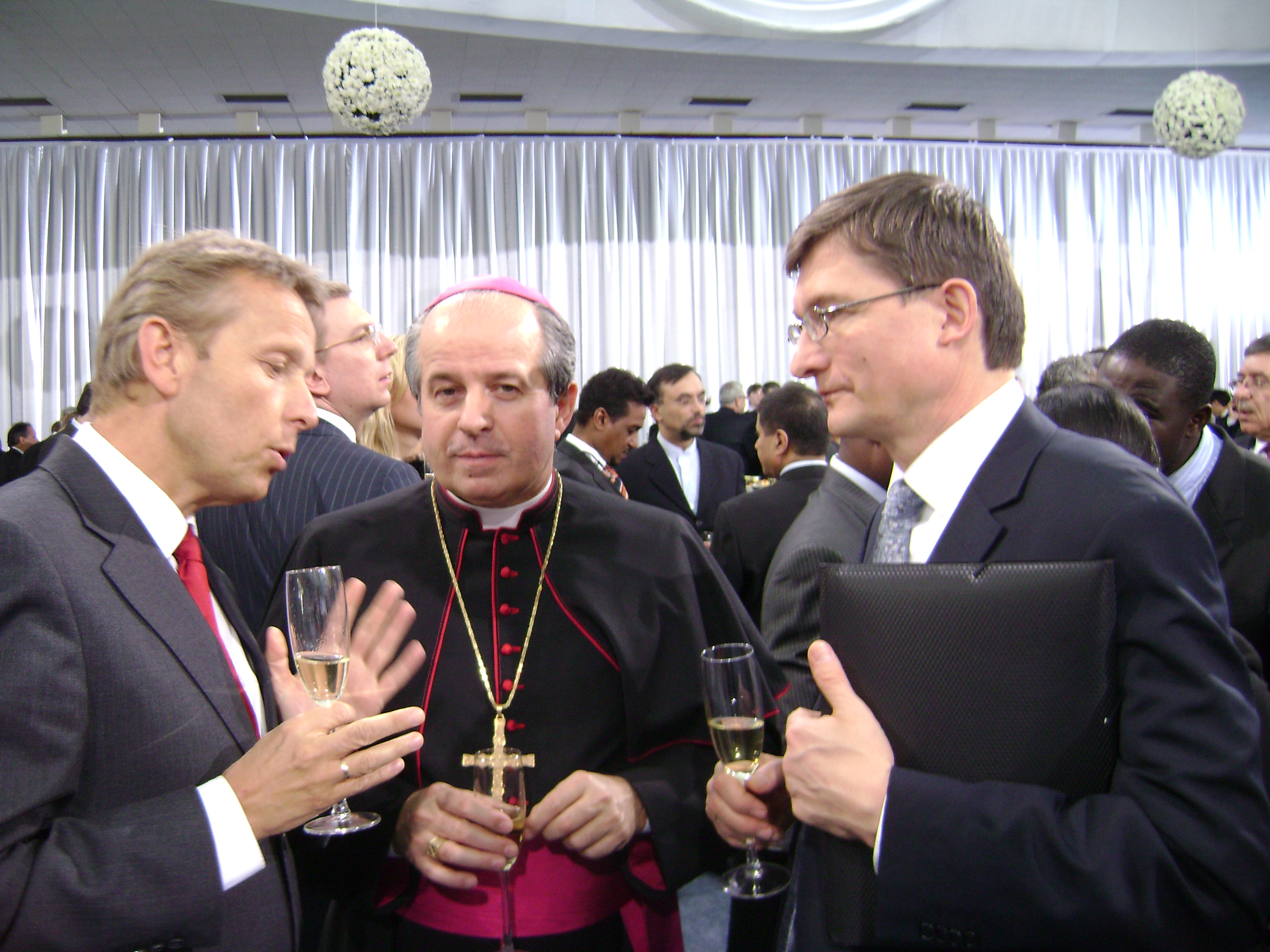 Mit dem apostolischen Nuntius in der Urkraine, Erzbischof Ivan Jurkovič, und Österreichs Botschafter Markus Wuketich (C) Sven Pöllauer