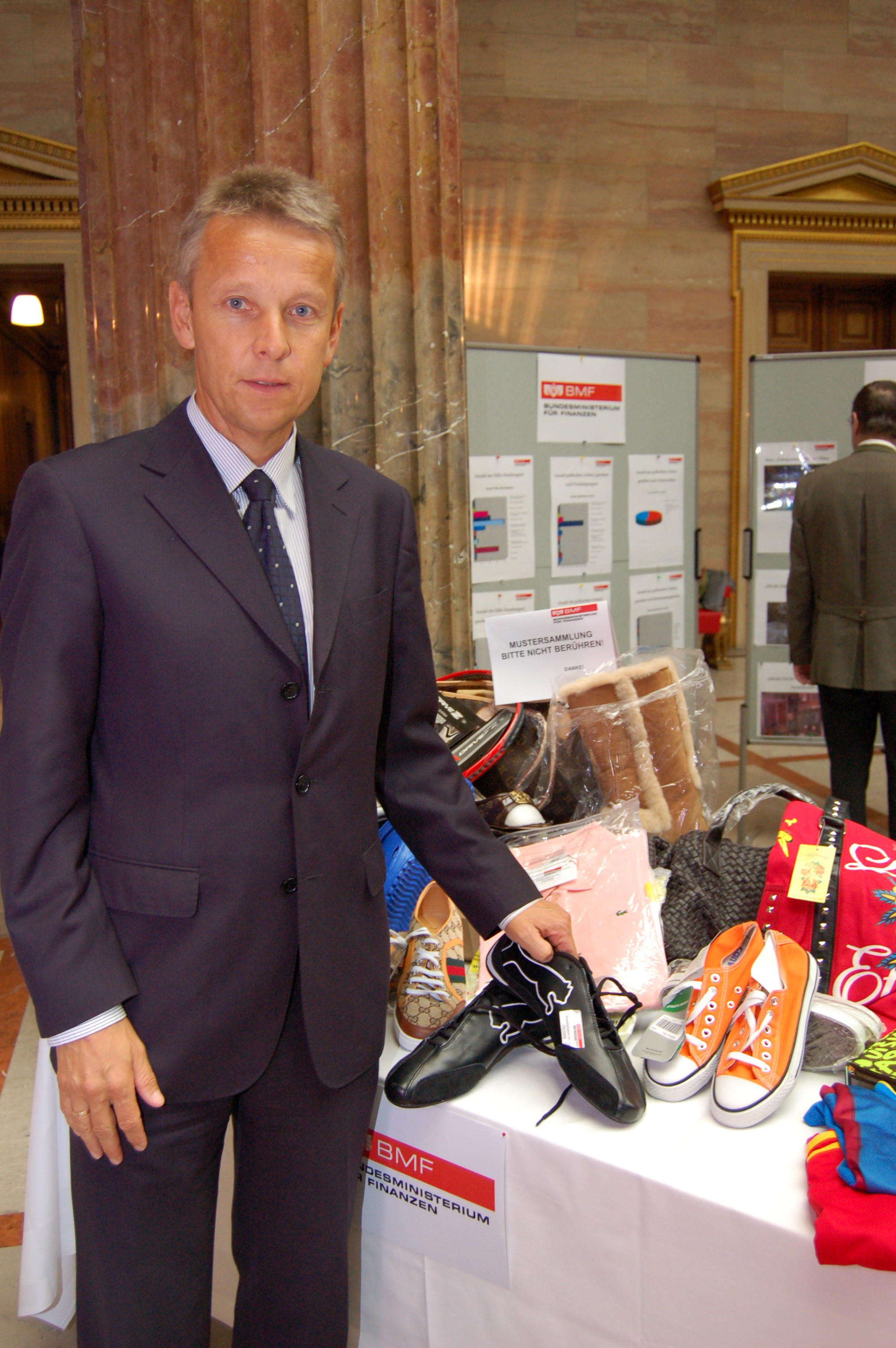 Präsentation der gefälschten Produkte im Parlament (C) SPÖ-Parlamentsklub