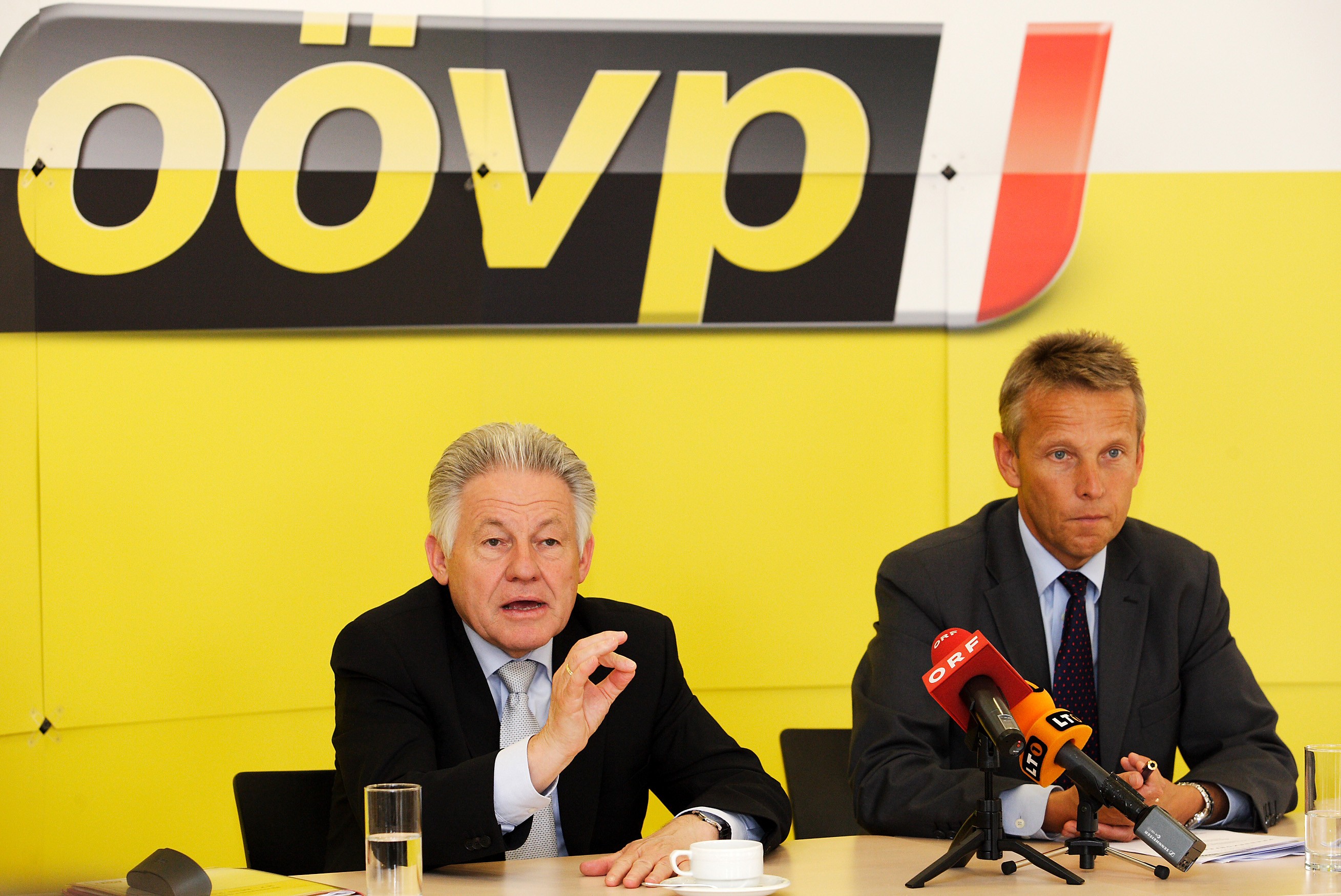 Bei der Pressekonferenz mit Landeshauptmann Josef Pühringer (C) ÖVP Oberösterreich