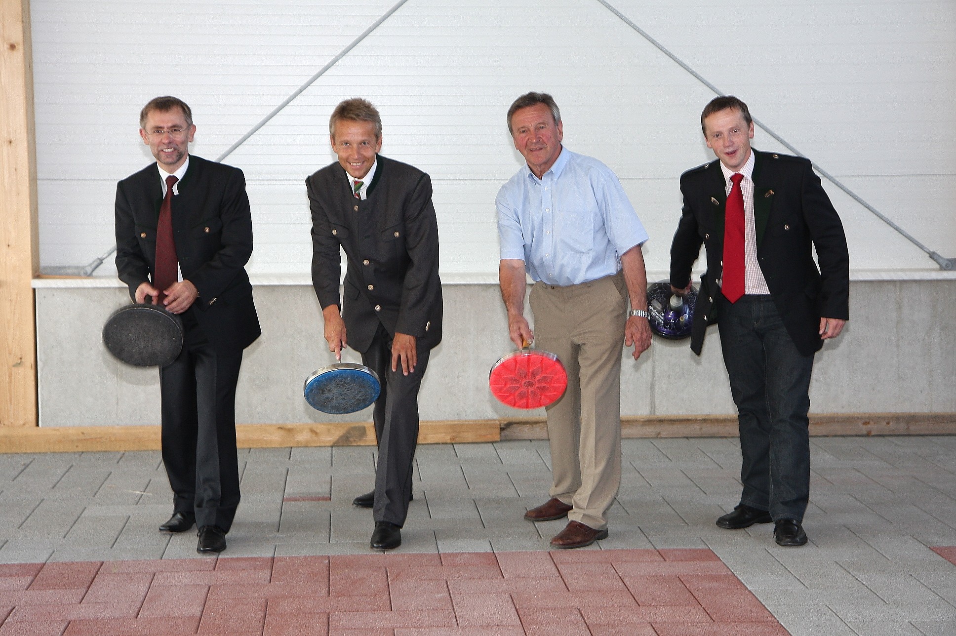 Beim Testen der neuen Stocksporthalle mit Bürgermeister Gerald Maier, dem Obmann des ESV Wagebach, Andreas Hofer und dem Präsidenten des Steirischen Eis- und Stocksportverband, LR a. D. Erich Pötl (C) Büro StS