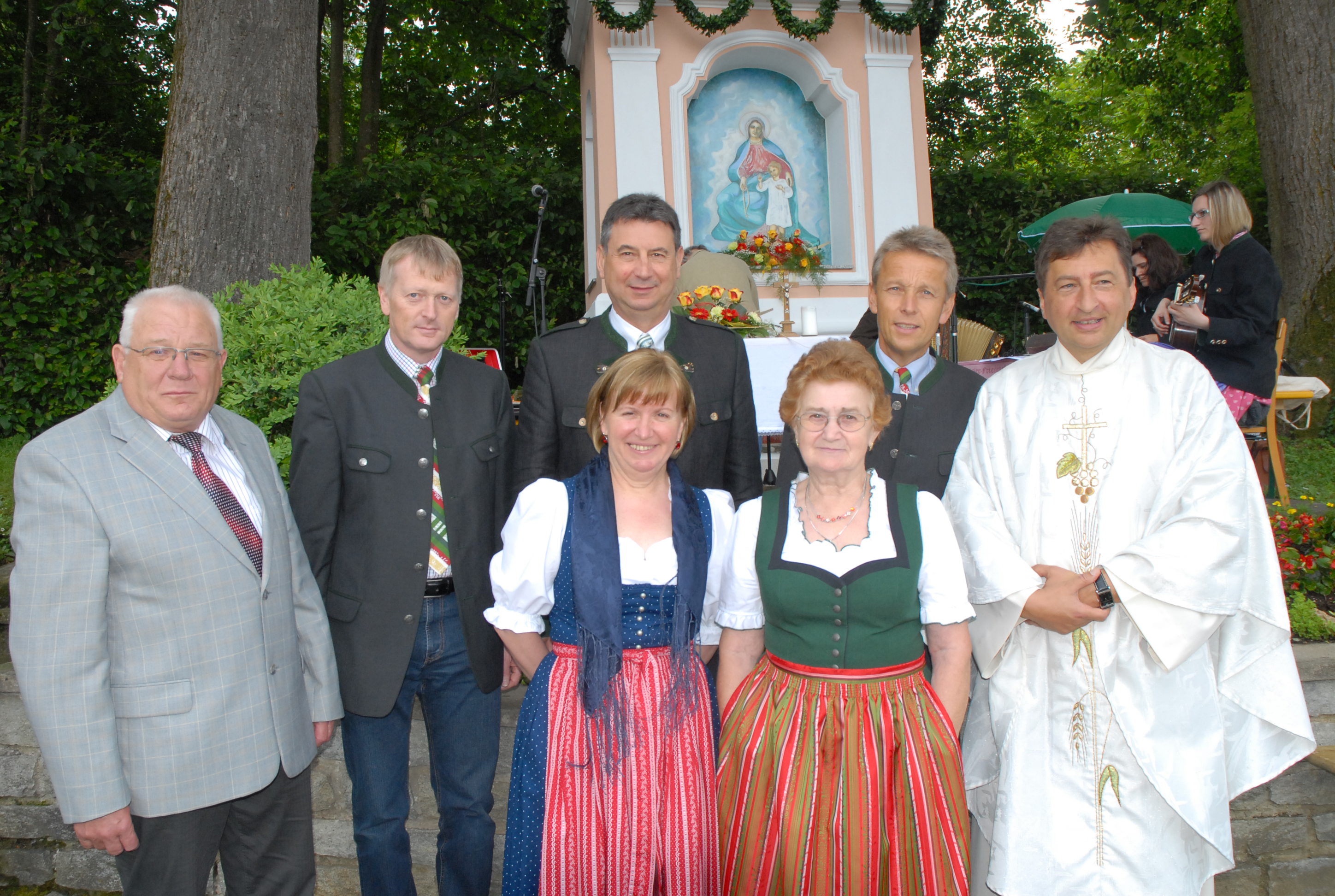 Die Organisatorinnen mit Dechant Josef Reisenhofer und den Sponsoren (C) Büro StS