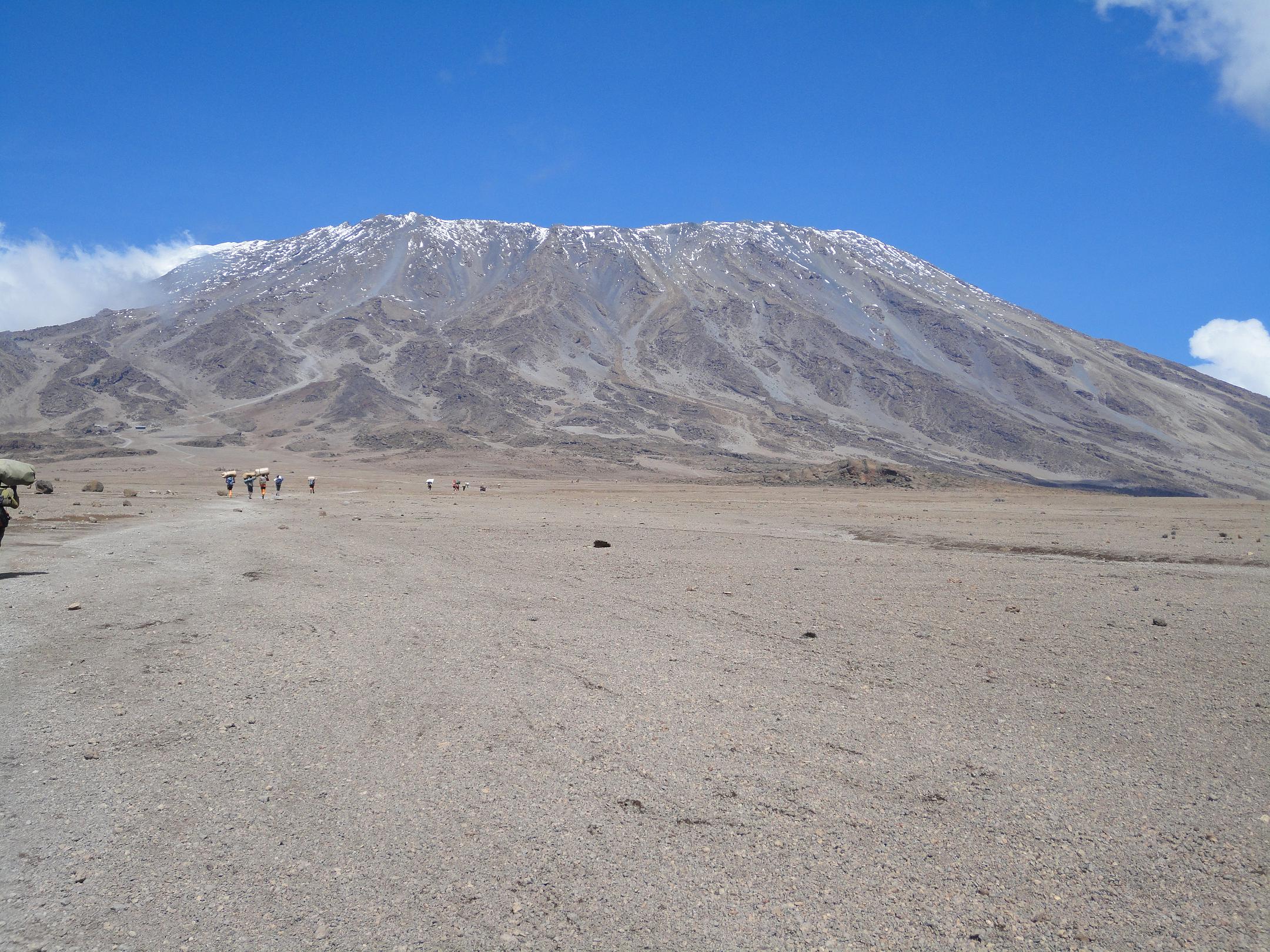 Der Kilimanjaro - gesehen von der alpinen Wüste auf 4.500 Meter Höhe (C) privat