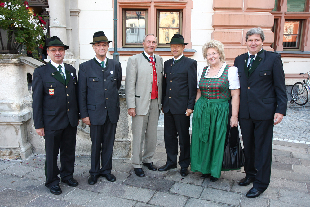 v.l.n.r.:ÖKB Obmann Anton Allmer, Brigadier.i.R. Johann Windhaber, Bgm. Karl Pack, Dir. Gertraude Zsifkovics, BH Max Wiesenhofer 