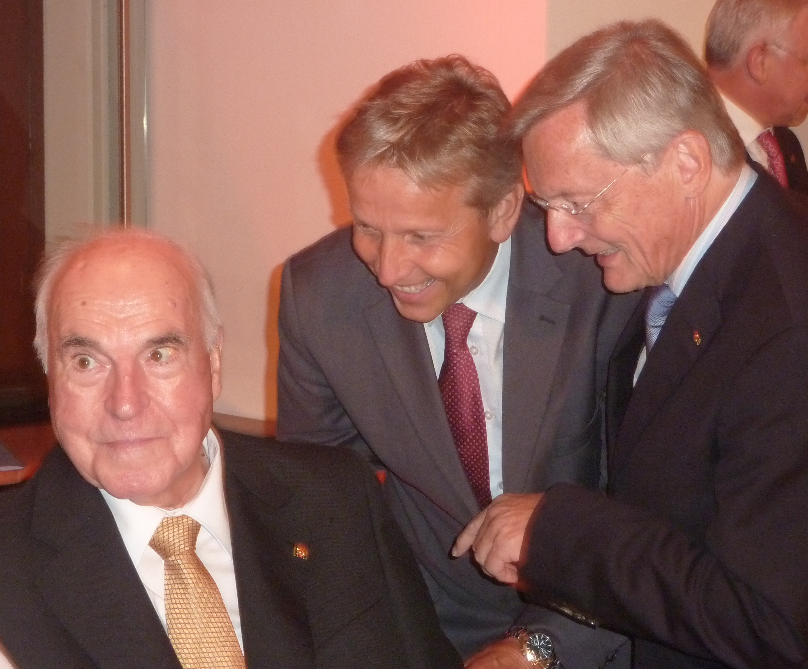 (c) BMEIA, Altbundeskanzler Wolfgang Schüssel und STS Reinhold Lopatka gratulieren Helmut Kohl persönlich und danken für seine tiefe Verbundenheit zu Österreich. 