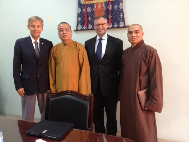 (c) BMEIA, StS Loptaka trifft buddhistische Mönche in Hanoi