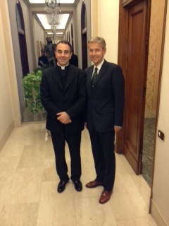 Foto © BMEIA, STS Reinhold Lopatka mit Monsignore Ettore Balestrero im Vatikan