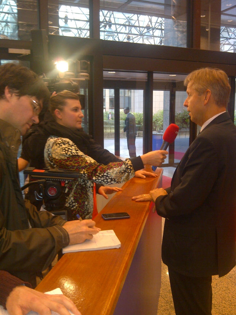 (c) BMEIA STS Lopatka und Journalisten in Brüssel