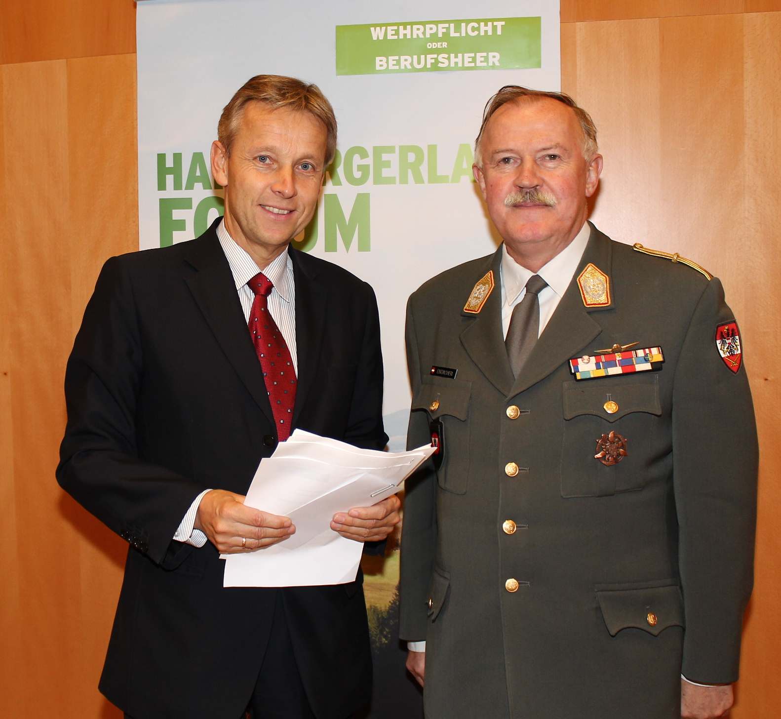 (c) Staatssekretär Lopatka mit Generalstabschef Entacher beim Hartbergerland Forum