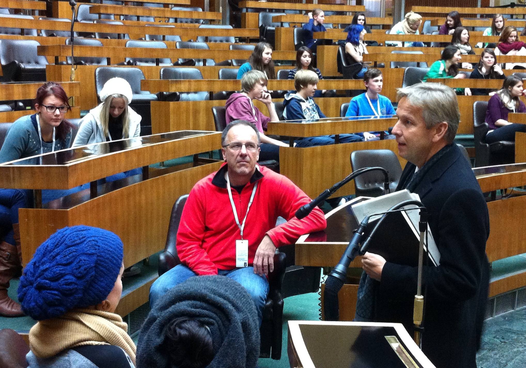 (c) BMEIA, STS Lopatka und Schüler des Gymnasiums Hartberg im Parlament