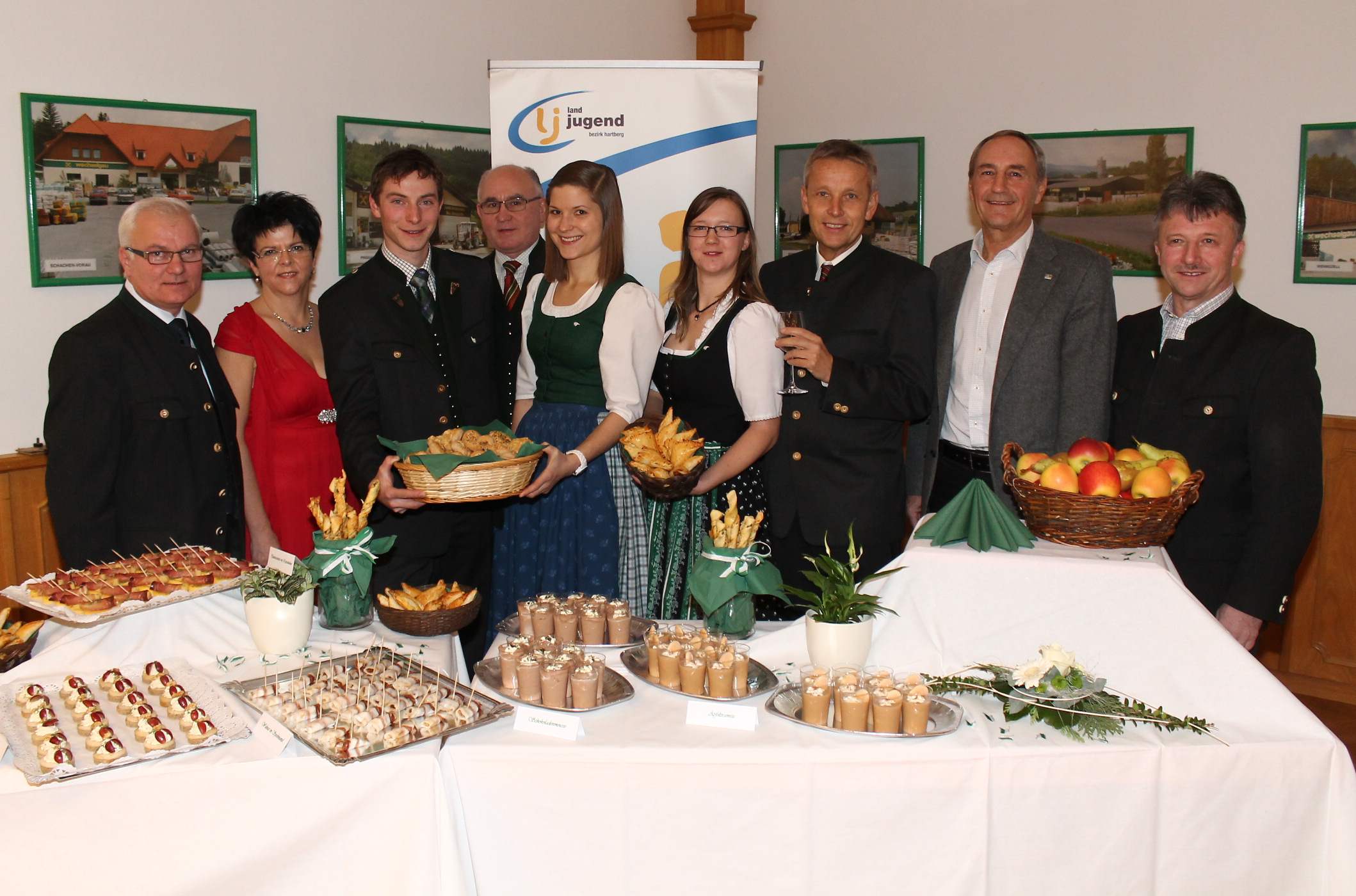 (c) BMEIA, Die Landjugend-Vertreter freuten sich zahlreiche Ehrengäste beim regionalen Dinner in Hartberg begrüßen zu können:  Staatssekretär Reinhold Lopatka, die LAbg. Waltraud Schwammer und Hubert Lang, Bgm. Karl Pack und Wirtschaftskammer-Regionalstellenobmann Sigi Breiner.