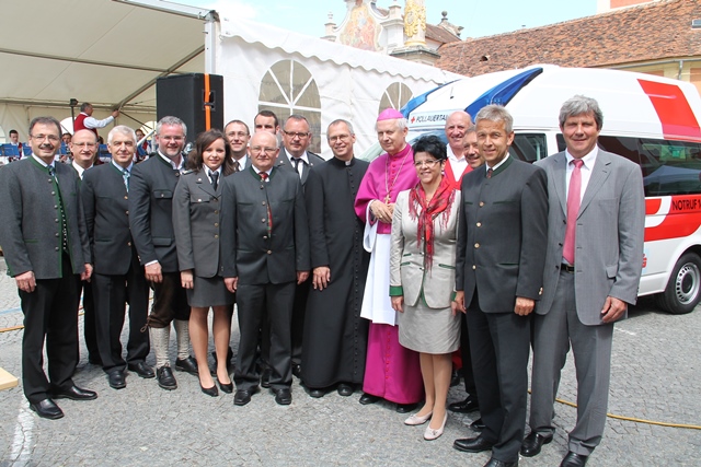 (c) BMeiA; Diözesanbischof Kapellari, Staatssekretär Lopatka, Bezirkshauptmann Wiesenhofer, LAbg. Schwammer und Bgm. Schirnhofer bei der Segnung der neuen Rettungsfahrzeuge