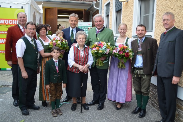 (c) BMeiA;LH-Stv Schützenhöfer, Landtagspräsident Majcen und StS Lopatka und viele weitere Gäste gratulierten den Friedrichs zum 100er ihres Wirtshauses 