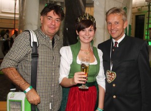 (c)BMeiA, StS Lopatka mit Abg. Kogler und steirische Hopfenkönigin Nicol beim Aufsteirern