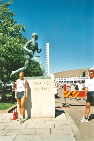 Kurz vor dem Start vor dem Denkmal des "Jahrhundertläufers" Paavo Nurmi.