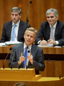 (c) Parlament/Mike Ranz; Klubobmann Lopatka bei seiner Rede im Parlament