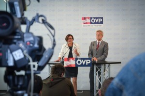 (c)ÖVP Fotograf Arno Melicharek; PK StS Lopatka mit BM Mikl-Leitner