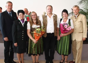 (c) BMeiA, StS Lopatka, LAbg. Waltraud Schwammer, Bgm. Leo Bartsch gratulieren Familie Traint