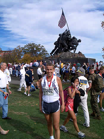 Im Ziel vor dem Iwo-Jima Denkmal der Marines 